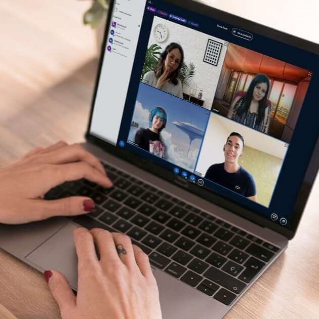 Mujer conectada a una videoconferencia BigBlueButton desde su computador portátil