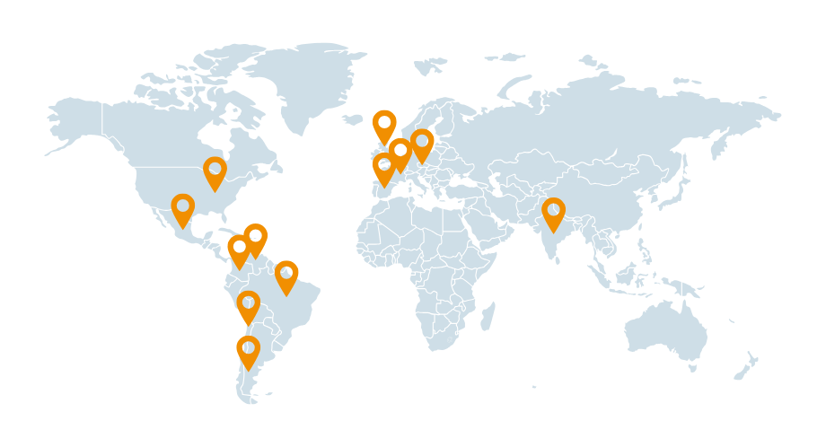 Mapa mundial con ubicaciones marcadas por pines naranjas en diferentes países